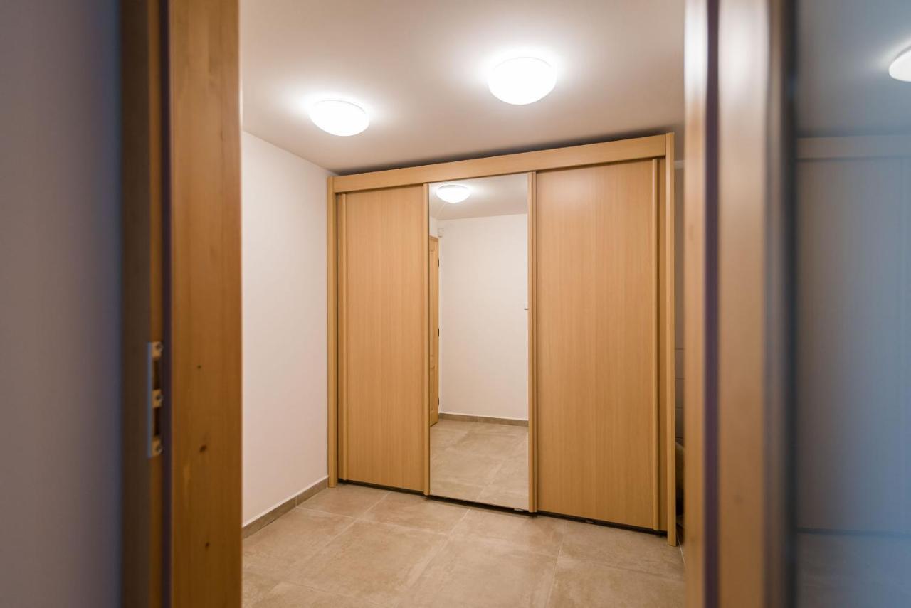 Ayni Apartman Semily Luaran gambar